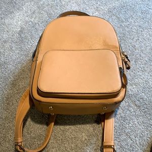 Tan cute back pack 🧡💛